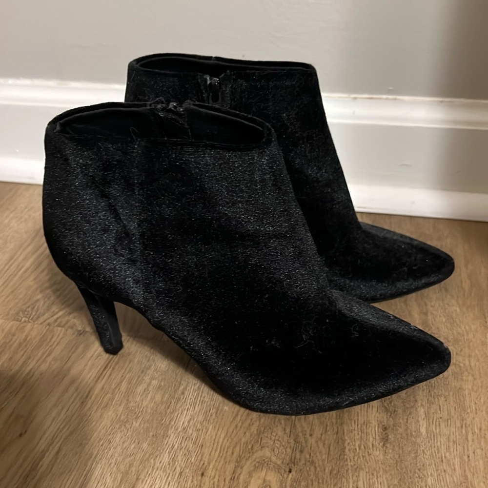 Black velvet booties size 6 old navy